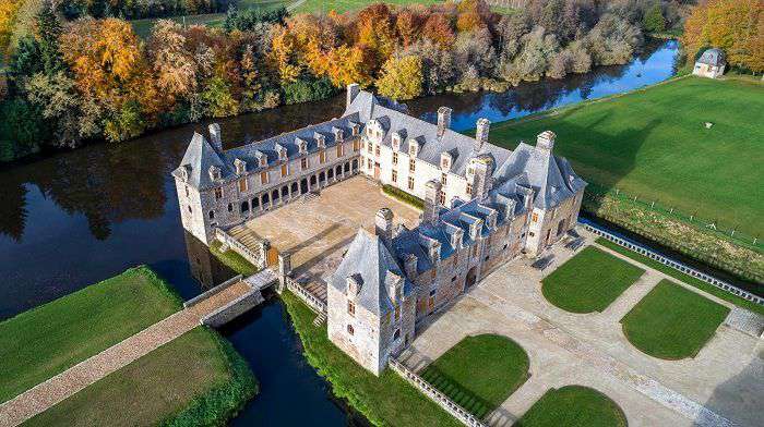 Le magnifique château Le Rocher Portail à 5 minutes du Manoir du Vaugarny
