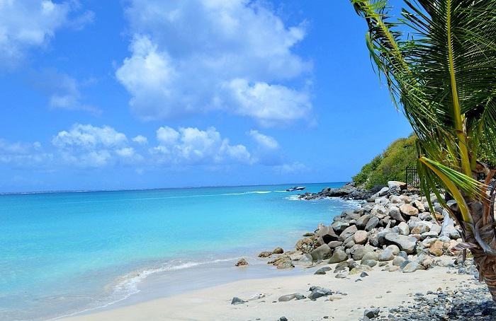 Plage idyllique sur l’île de Saint Martin dans les Antilles