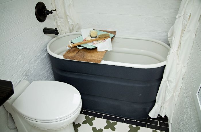 Salle de bain avec baignoire dans une mini maison sur roues © Perch and Nest