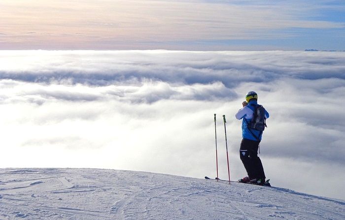 Une magnifique mer de nuages au sommet de la station de Krvavec une des meilleures stations de ski en Europe