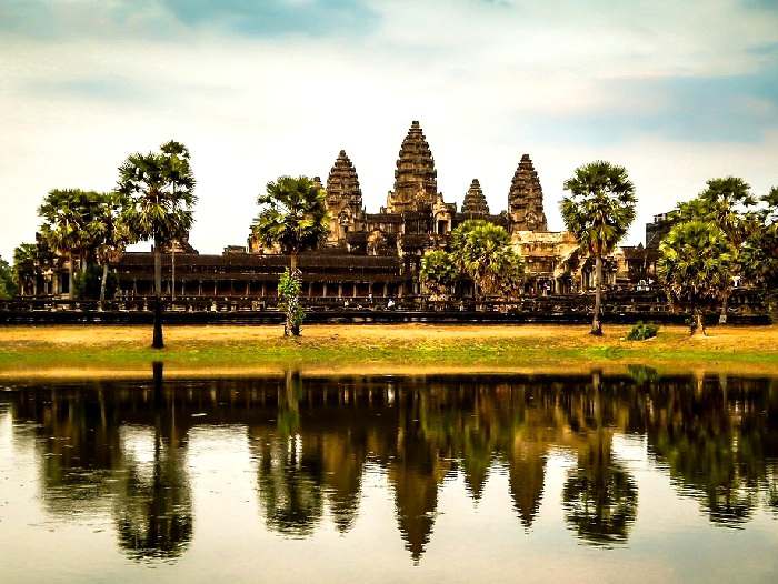 Visite d'Angkor Vat, le plus grand des temples du complexe monumental d'Angkor au Cambodge.