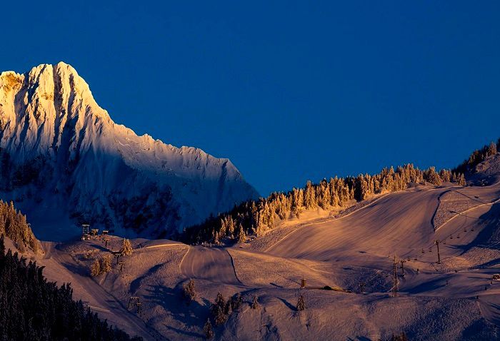 Coucher de soleil sur la station de Courmayeur, située au cœur des Alpes, au pied du Mont Blanc