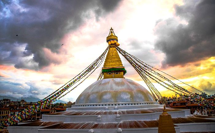 Découverte du stupa du sanctuaire bouddhiste de Bodnath au Népal