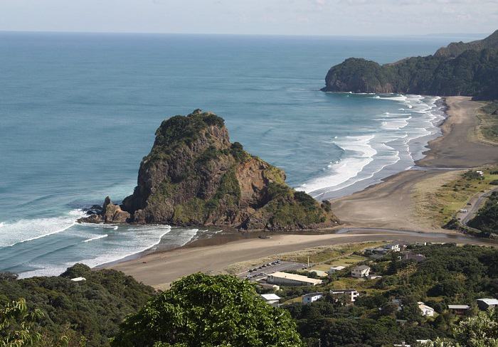 La plage de Piha et son célèbre Rocher du Lion en Nouvelle-Zélande