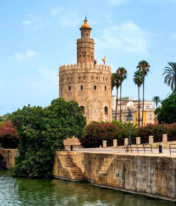 Découverte de la Tour de l'Or, une tour d'observation militaire située dans la ville andalouse de Séville