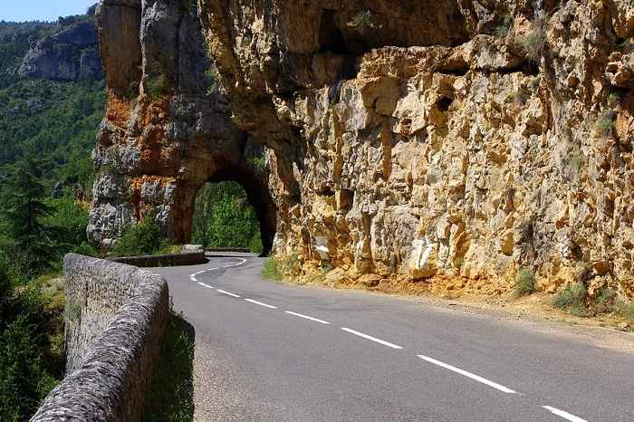 Magnifique route française taillée dans la roche