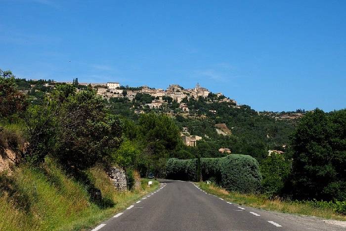 Route menant au village de Gordes dans le sud de la France