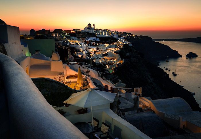 Admirez le coucher de soleil sur Santorin lors de votre location de vacances dans les Cyclades