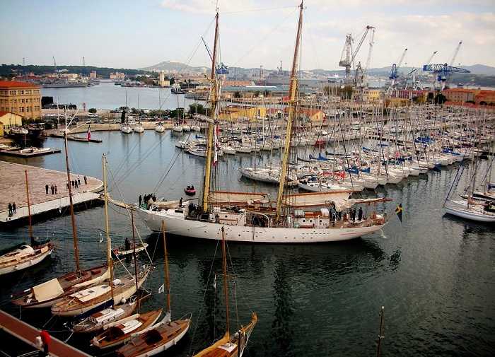 Arrivée d'un voilier-école suédois dans le port de Toulon