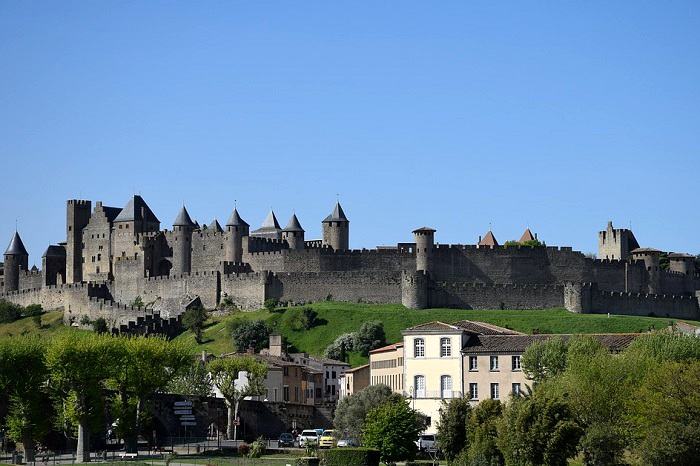Carcassonne, célèbre pour sa citadelle médiévale, est située en haut d'une colline dans le Languedoc dans le sud de la France
