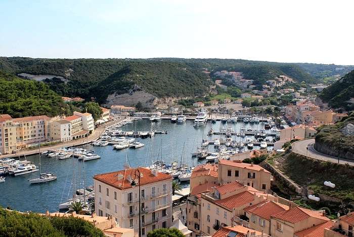 Découverte du port de plaisance de Bonifacio pendant vos vacances en Corse