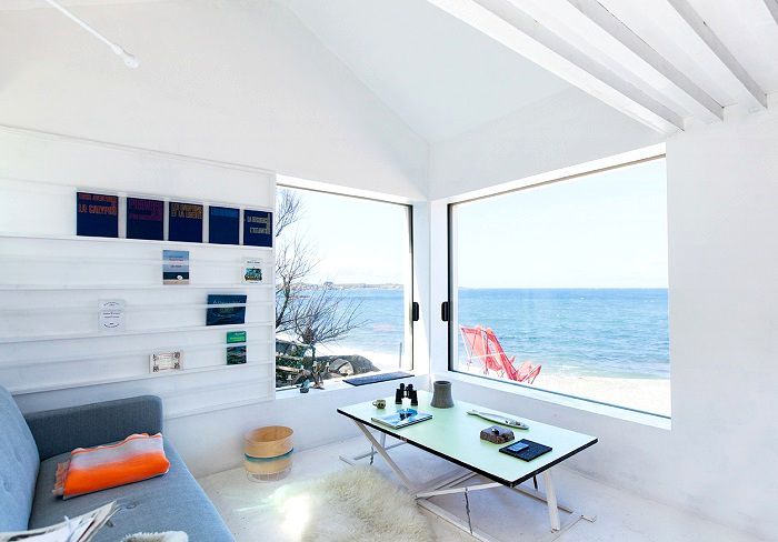 Intérieur lumineux d'une mini maison en bord de mer en réservation vacances © Jules Couartou
