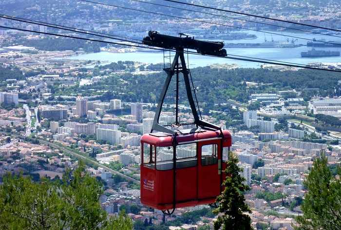Le téléphérique du Faron, un moyen de transport idéal pour profiter d'une vue panoramique sur la rade de Toulon