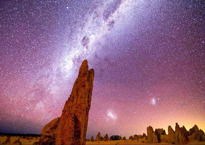 Observation de la voie lactée dans le désert des Pinnacles en Australie-Occidentale