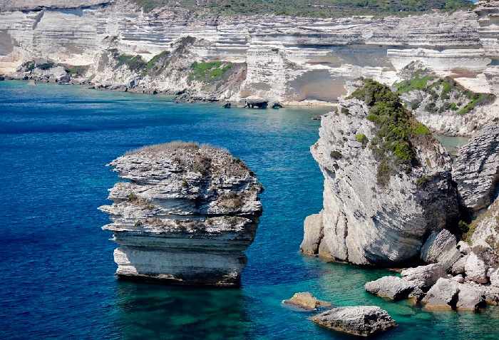 Randonnée sur les falaises de Bonifacio lors de vos vacances en Corse