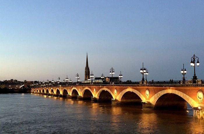 Baladez vous le long de la Garonne et admirez le pont de pierre de Bordeaux
