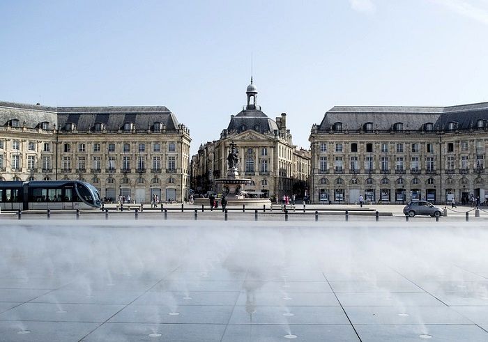 Optez pour une location de maison entre particulier à Bordeaux et partez à la découverte du plus grand miroir d'eau du monde situé face à la place de la Bourse