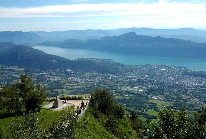 Optez pour une location entre particuliers à Aix-les-Bains et profitez d'une randonnée jusqu'au mont Revard pour découvrir la vue imprenable sur le lac du Bourget