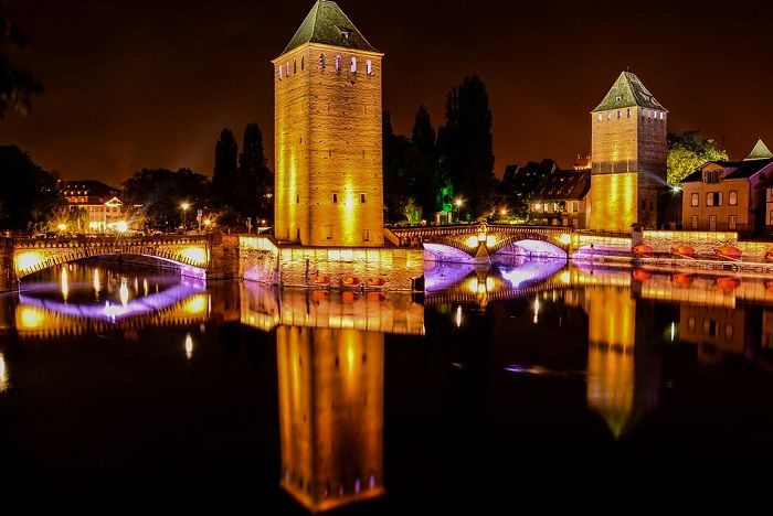 Optez pour une location entre particuliers en Alsace et profitez d'une balade nocturne à Strasbourg