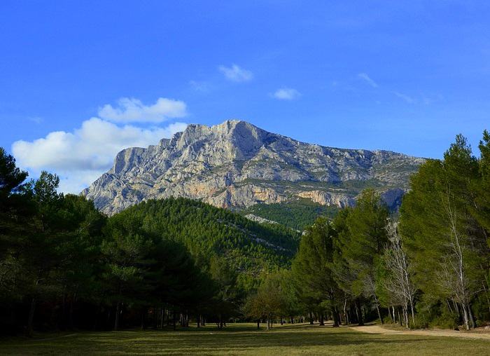 Optez pour une randonnée au pied de la montagne Sainte-Victoire pendant votre séjour à Aix-en-Provence