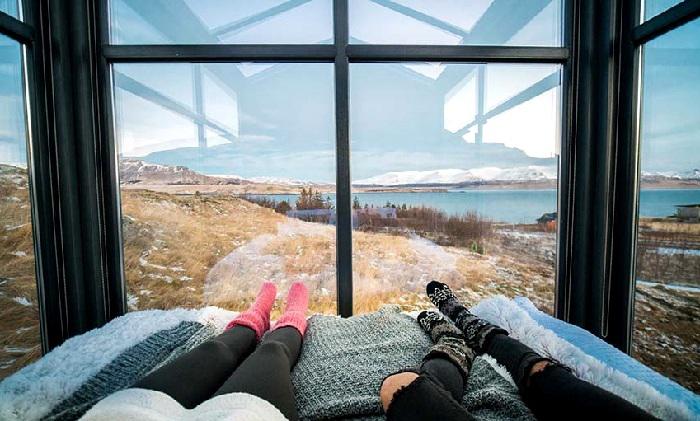 Panorama à couper le souffle depuis une cabane aux parois de verre en Islande © Panorama Glass Lodge