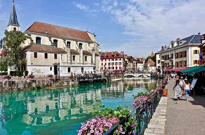 Balade au bord des canaux de la vieille ville d'Annecy pour visiter la Haute-Savoie © DR