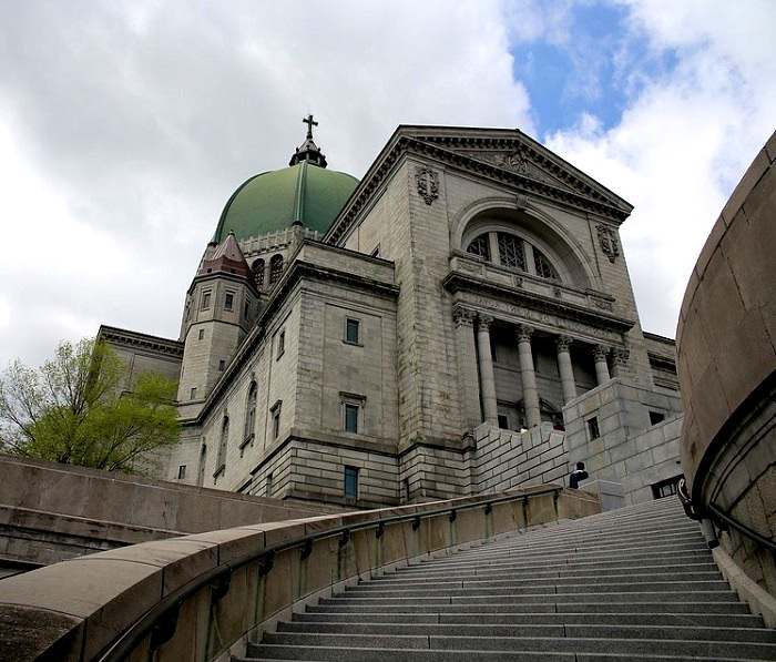 Découvrez l'oratoire Saint-Joseph, une église située à Montréal et bâtie sur le versant nord-ouest du mont Royal