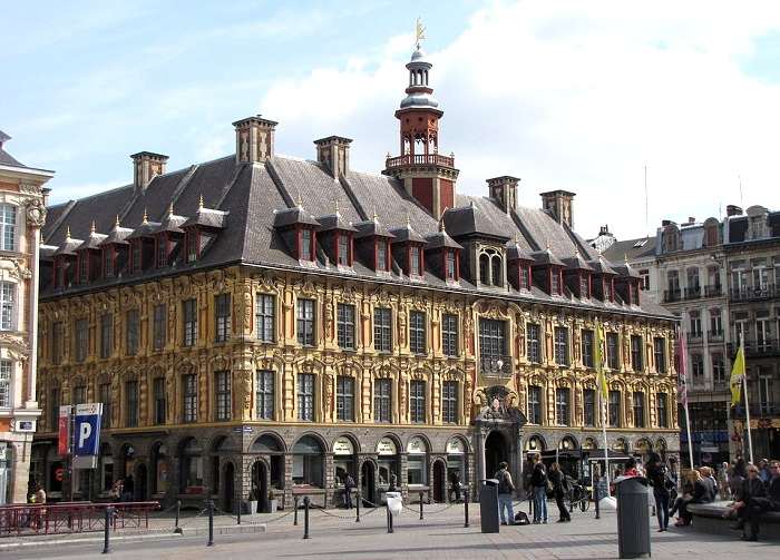 Optez pour une location entre particuliers à Lille et découvrez l'un des plus beaux monuments de la ville, la Vieille Bourse