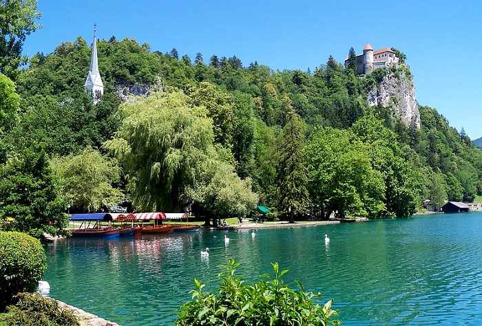 Balade autour du lac avec vue sur le château de Bled