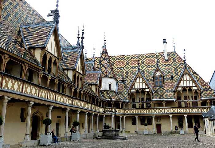 Découverte des Hospices de Beaune avec sa toiture en tuile vernissée de Bourgogne