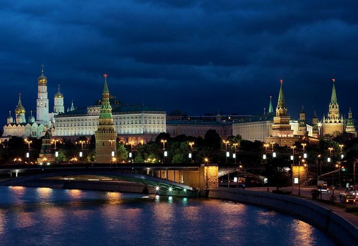 Optez pour une location de vacances à Moscou et profitez d'une balade au bord de la rivière Moskova pour admirer les murs du Kremlin