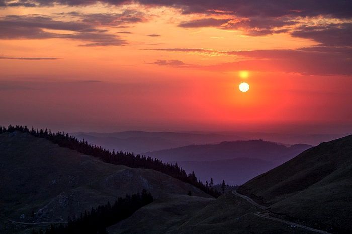 Optez pour une randonnée dans les Carpates et profitez d'un magnifique coucher de soleil sur les montagnes
