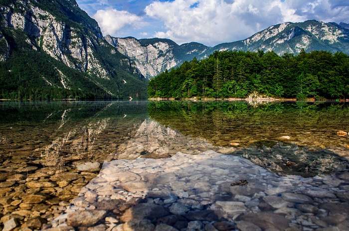 Profitez d'une randonnée dans les Alpes juliennes et rafraîchissez vous dans le lac de Bohinj en Slovénie