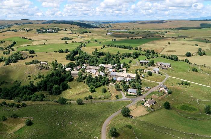 Vue aérienne du village de Fortuniès au cœur des hautes terres du Cantal