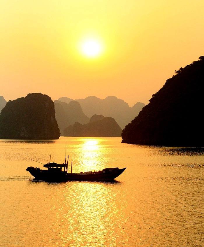 Coucher de soleil sur la célèbre Baie d'Ha Long au Vietnam