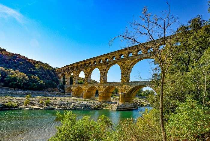 Profitez de votre séjour à Nîmes pour vous offrir une randonnée à proximité du Pont du Gard © DR