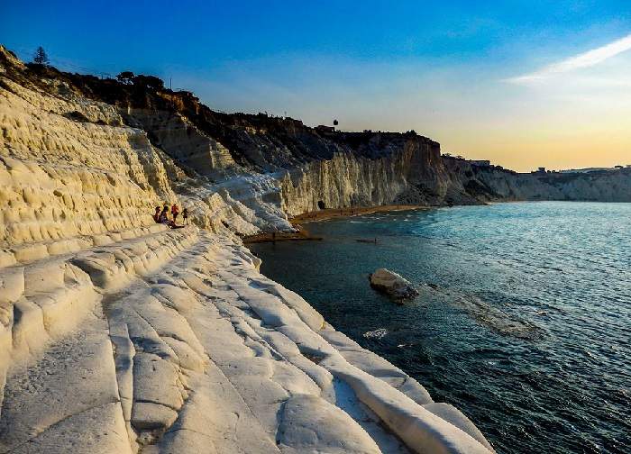 Découverte de la Scala dei Turchi, une falaise située sur la côte près de Realmonte, dans la province d'Agrigente en Sicile