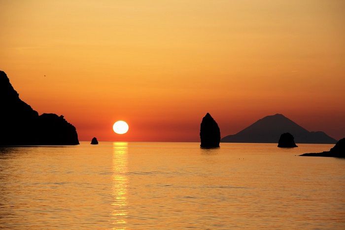 Optez pour une location de vacances en Sicile et profitez de magnifiques couchers de soleil sur les îles Eoliennes
