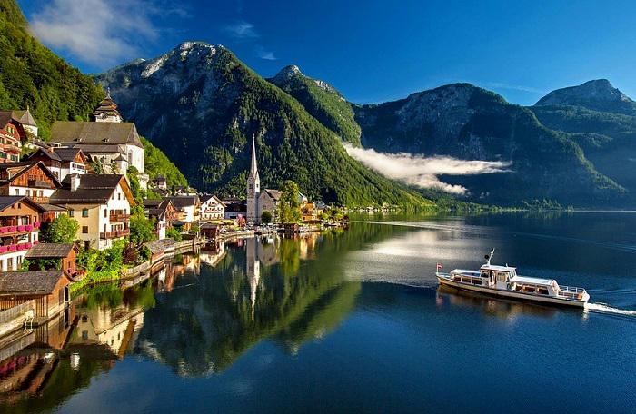 Optez pour une location entre particuliers en Autriche et partez à la découverte de Hallstatt, un village situé sur la rive ouest du lac Hallstättersee