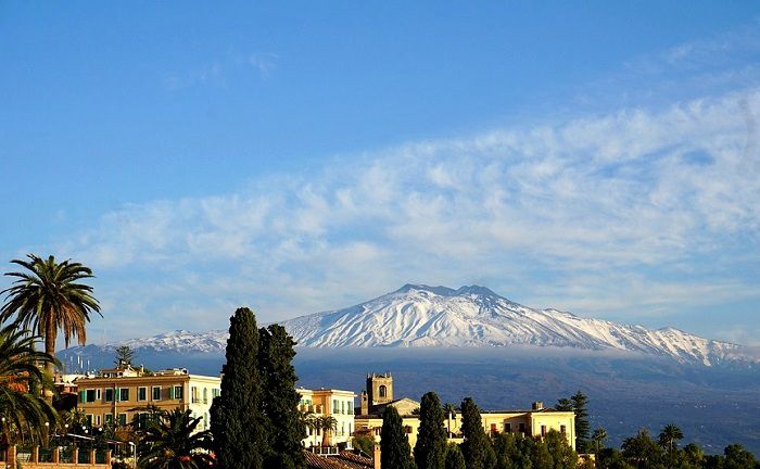 Profitez d'une vue magnifique sur l'Etna depuis les hauteurs de la ville de Taormine en Sicile