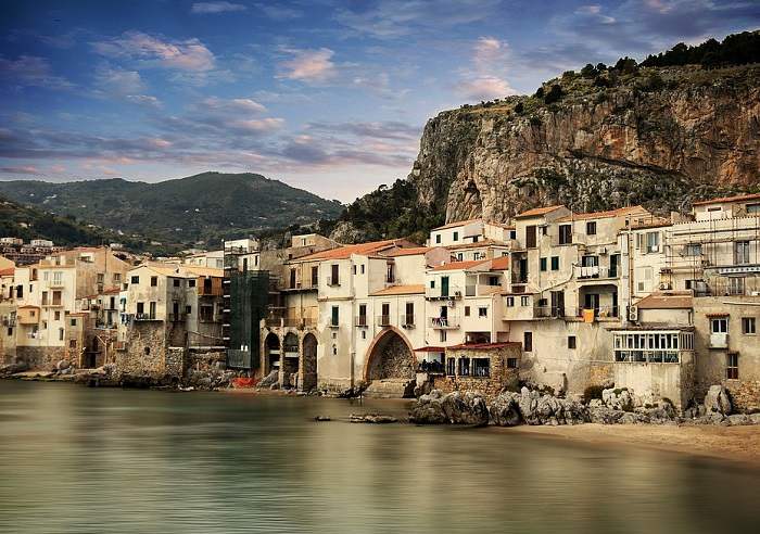 Partez à la découverte de Cefalù, une ville côtière du nord de la Sicile, en Italie