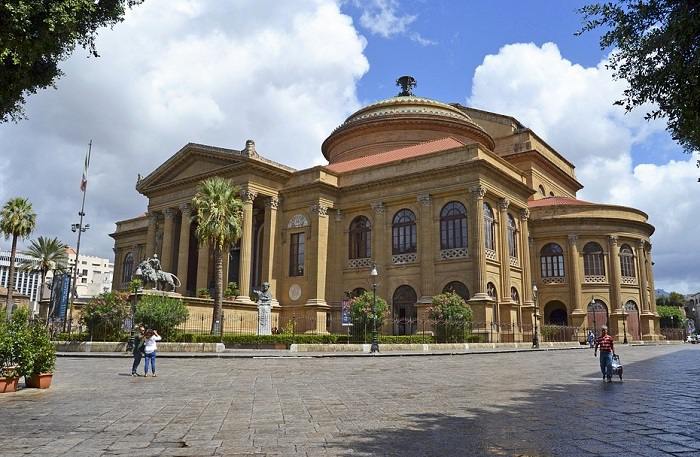 Visite du Théâtre Massimo, un opéra de Palerme en Sicile