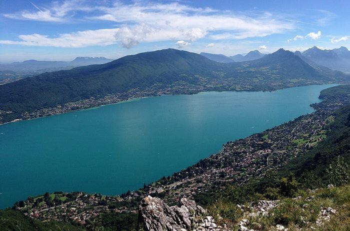 Découvrte des circuits de randonnée avec vue sur le lac d'Annecy en Haute-Savoie