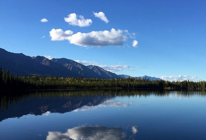 Optez pour une location de vacances au Yukon et profitez de randonnées au bord des nombreux lacs de cette magnifique province du Canada