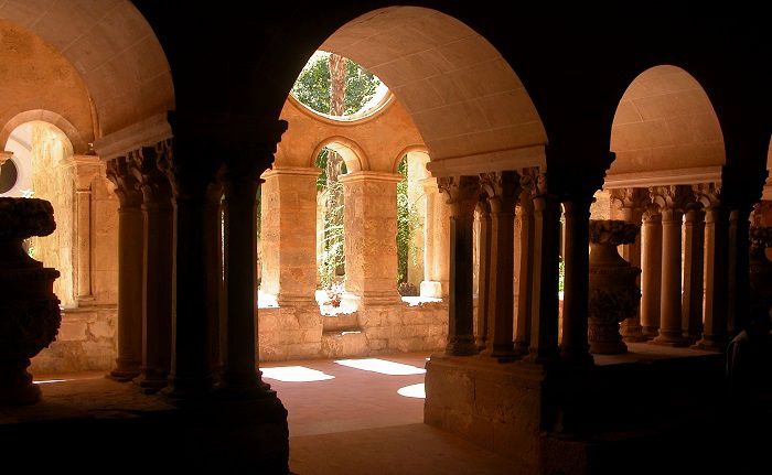 Partez à la découverte de l’abbaye de Valmagne lors de votre séjour dans le Languedoc-Roussillon