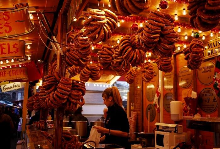 Visitez le marché de Noël de Strasbourg et dégustez un bretzel,une pâtisserie salée traditionnelle typique de l'Alsace © DR
