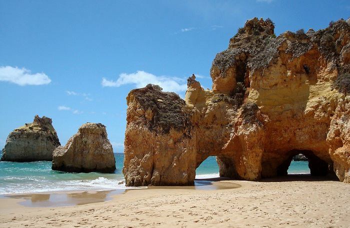 Baladez vous sur l'une des nombreuses plages d'Algarve lors de votre voyage au Portugal