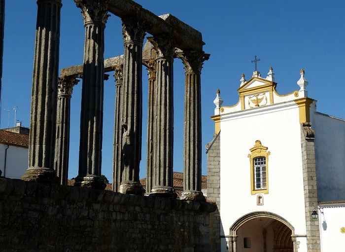 Partez à la découverte du temple romain d'Évora lors de votre séjour dans la région de l’Alentejo