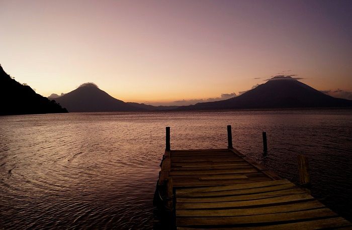 Baignade dans le lac Atitlán lors de votre voyage au Guatemala