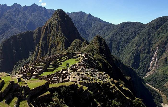 Découverte de la citadelle inca du Machu Picchu située dans les montagnes des Andes, au Pérou